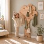 Preview: Ein kleines Mädchen zieht ihre Mütze auf - Baum Garderobe